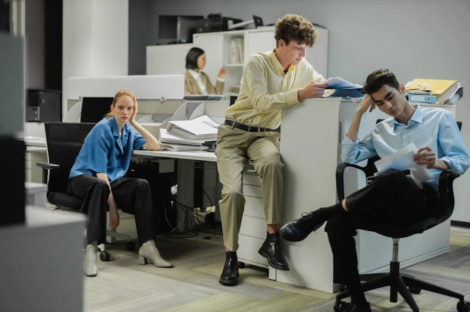 Team diversificato che collabora in un ufficio moderno a Milano