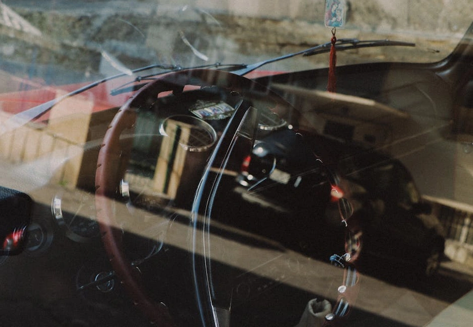 Dashboard moderna su schermo in ufficio open space